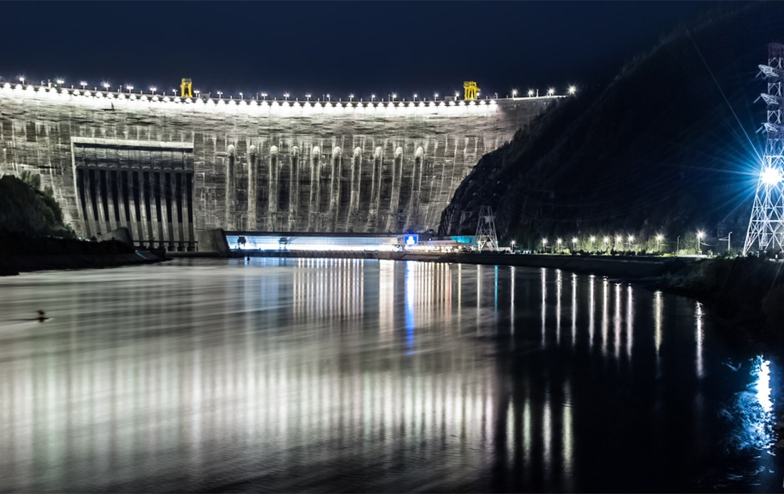 Браната на Сајано-Шушенската хидроелектрана на реката Енисеј снимена ноќе.