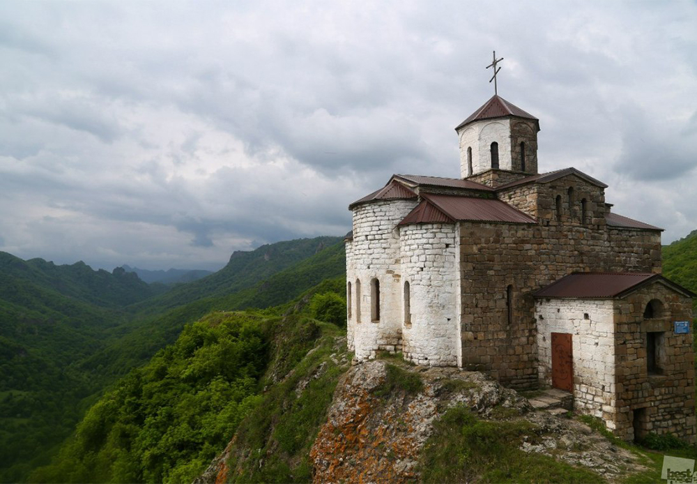 Шоанински храм од 10 век во Карачајево-черкеската република е една од најстарите цркви во Русија.