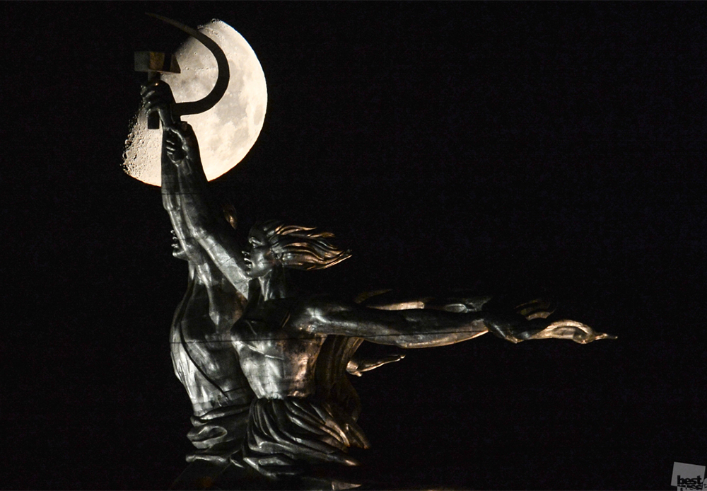 Der Mond geht auf über dem Denkmal des Arbeiters und der Kolchosbäuerin auf dem Gelände der WDNCh-Expo in Moskau.
