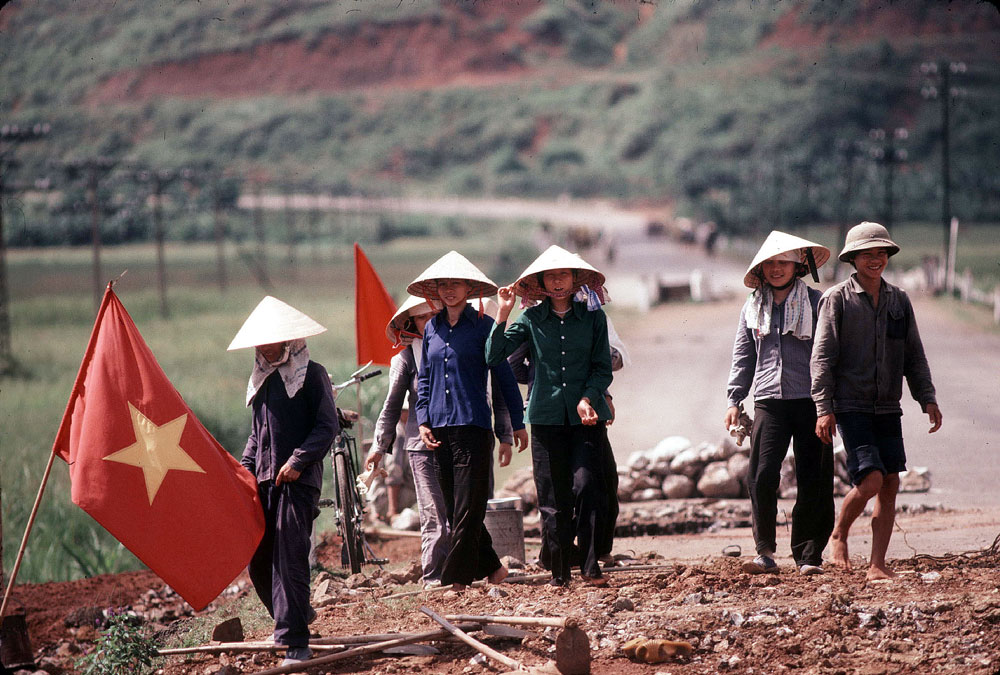 Rehabilitation of the road south of Hanoi, 1988.