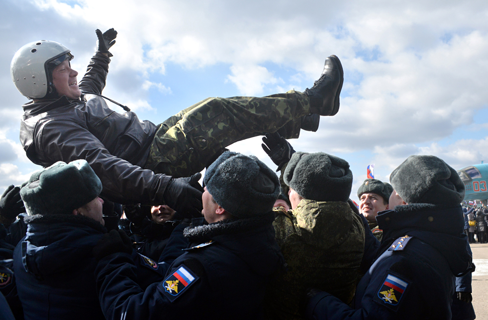 Russische Offiziere begrüßen ihren Kameraden, der aus Syrien nach Hause zurückgekehrt ist.