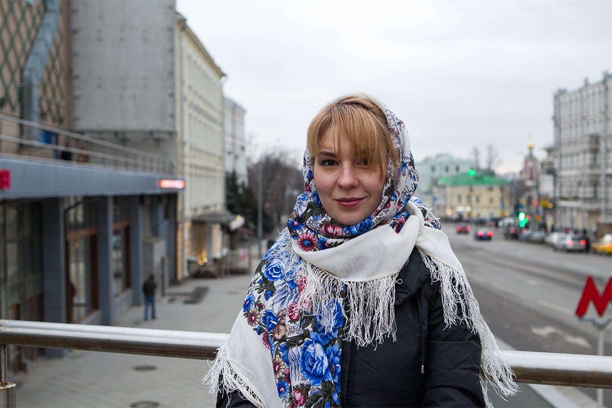 Tonya. "The shawl for me is a feminine symbol, not an ordinary accessory. When I wear it, I always feel more feminine and I become calm and tender. My mother gave it to me as a keepsake, because there is continuity among the women in my family. You inherit not only a thing, but the tradition."