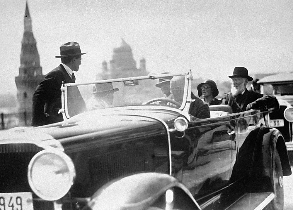 British playwright Bernard Shaw (R) being driven around Moscow in a chauffeured car.