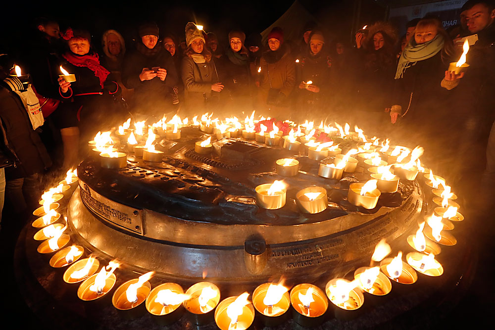 Nach dem tragischen Flugzeugabsturz in Rostow am Don zünden Menschen in Sankt Petersburg Kerzen an.