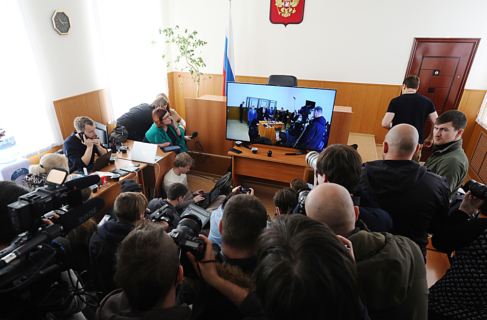 Tribunal de Donetsk, le 21 mars 2016. Des jornalistes suivent la lecture du verdict de l’officier ukrainienne Nadejda Savtchenko, qui se tient à huis clos. 