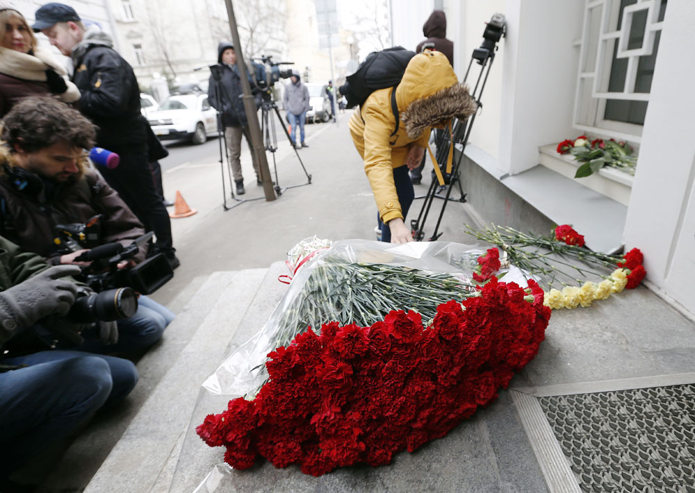 Menschen legen nach dem Terroranschlag am Dienstag Blumen vor der belgischen Botschaft in Moskau nieder.
