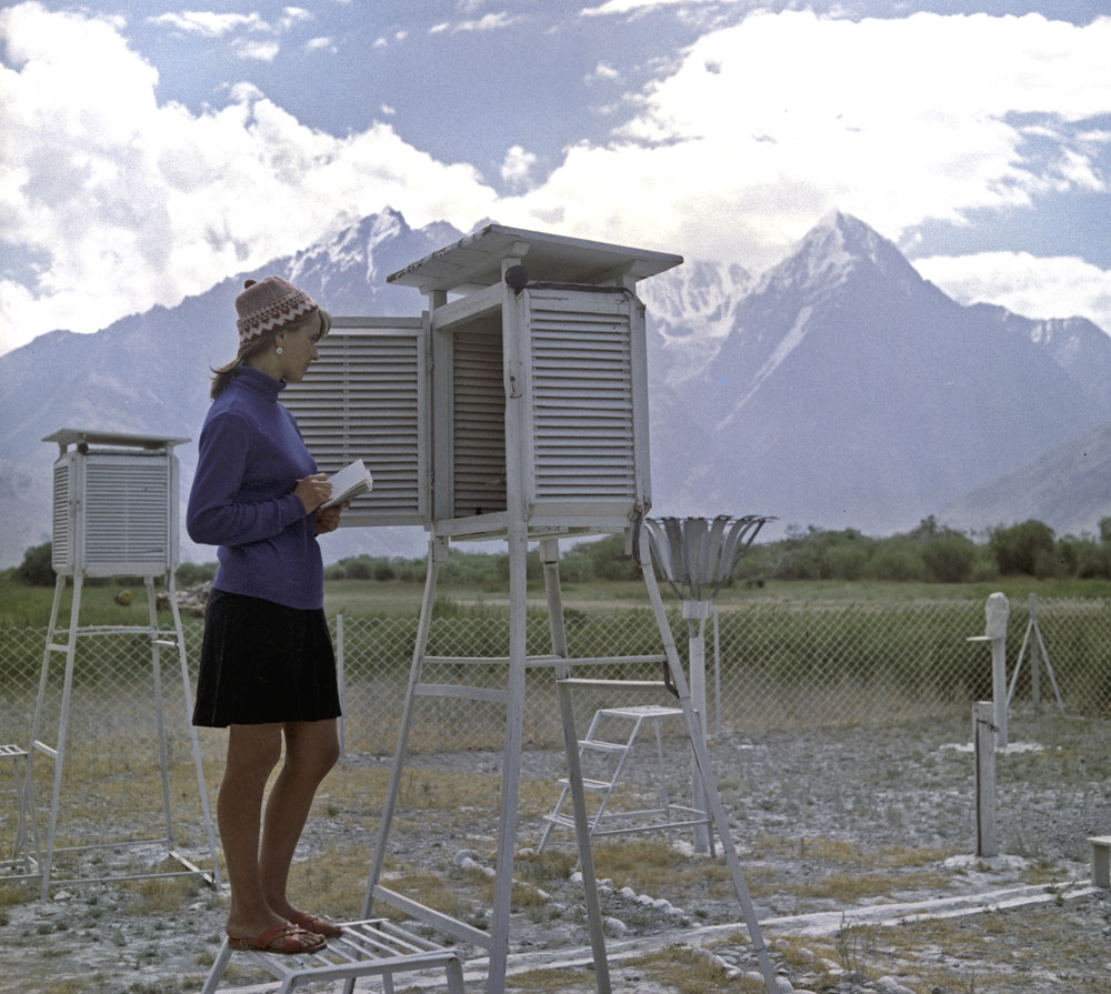 Les premières stations météo de Russie sont apparues en Sibérie au XVIIIe siècle. Depuis 1834, les scientifiques ont entrepris des observations régulières // 1972. La météorologue Galina Ostachkova à la station météo de la montagne de Pamir (aujourd’hui au Tadjikistan).