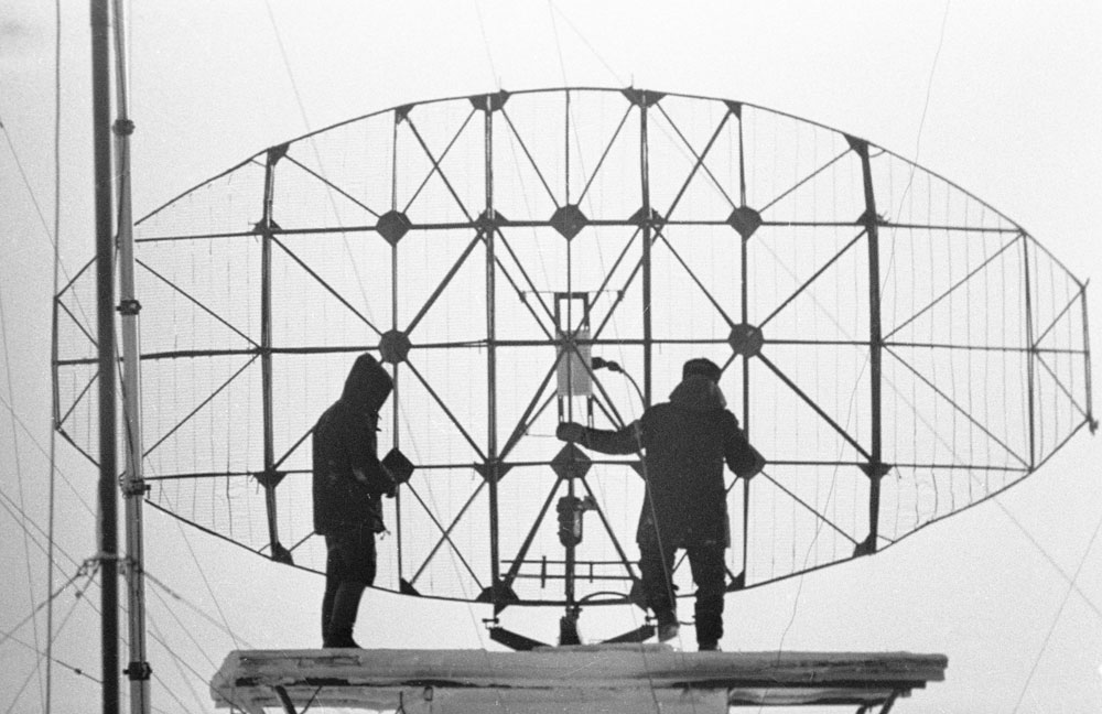 1977. Meteorologists adjust the radar at the weather station on Cape Cheluskin, the northernmost point of Eurasia.