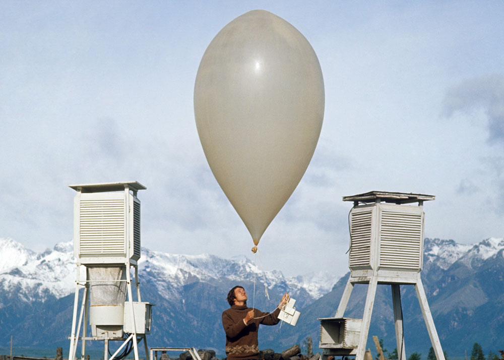 1978. Un employé vérifie un ballon météo dans une station synoptique en altitude dans la ville de Chara, à l’est de la Sibérie.