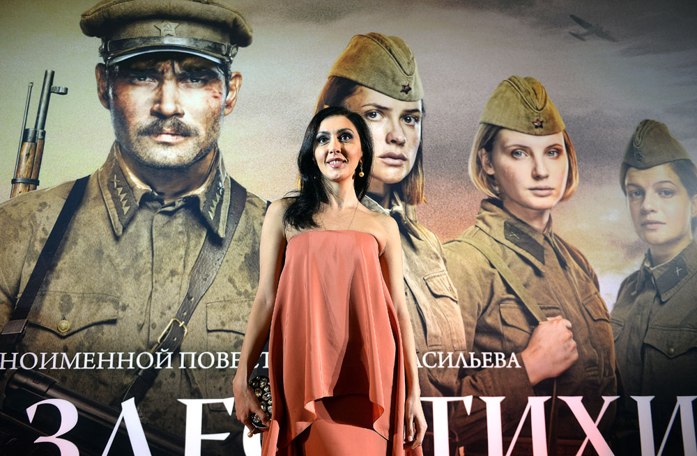 La directrice de Roskino Ekaterina Mtsituridze devant l'affiche du film "Ici les aurores sont calmes" de Renat Davletyarov.