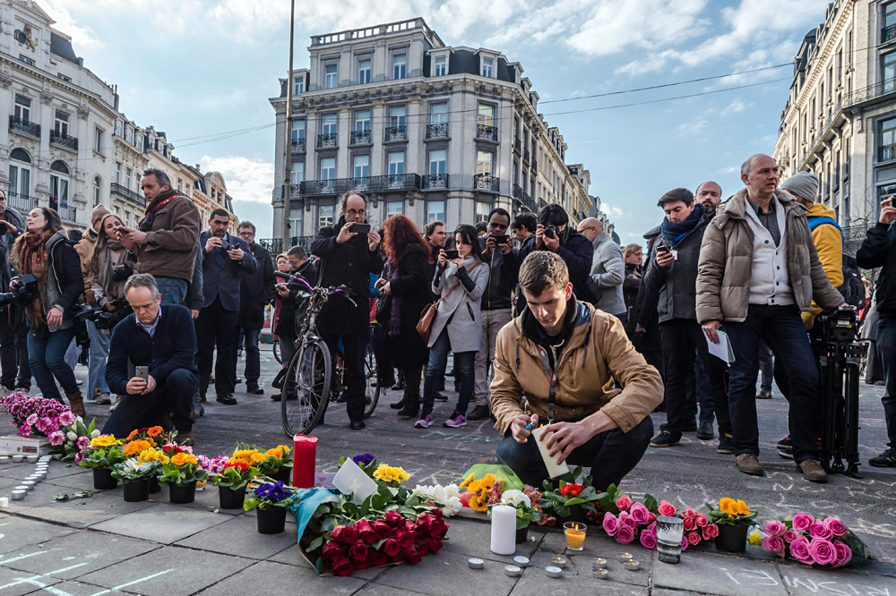 Fiori e candele a Bruxelles per le vittime del terrorismo. 