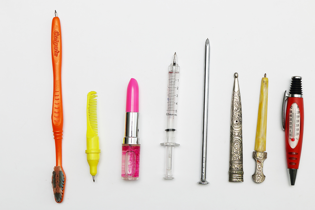Химикалка-четка за зъби, химикалка-гребен, химикалка-червило, химикалка-пирон, химикалка-сабя и химикалка-термометър.