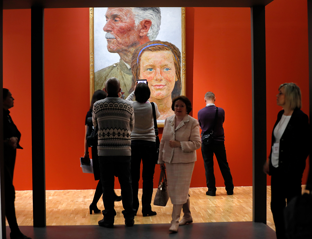 Besucher besichtigen die erste Ausstellung zu Werken des sowjetischen Malers Gelij Korschew in der Tretjakow-Galerie.
