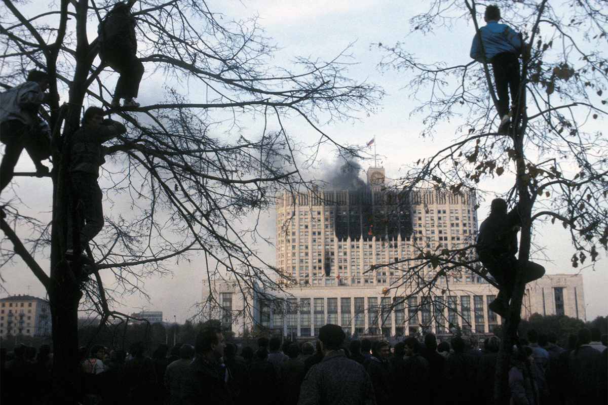 Incêndio na Casa Branca (sede do governo russo) em Moscou, em 1993
