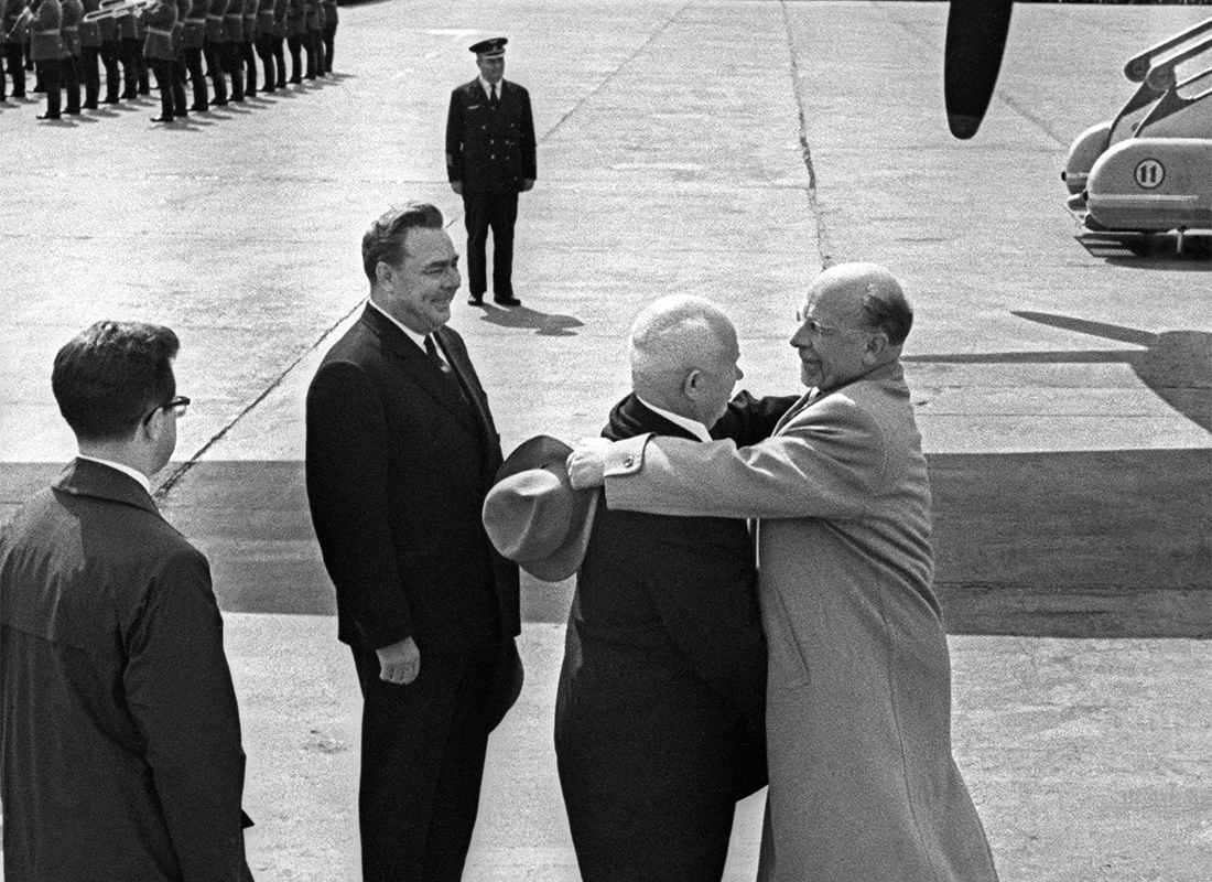 　半世紀にわたり、ソ連とロシアで活躍したユーリ・アブラモチキンは、いわゆるクレムリン派と呼ばれる報道写真家の一員で、カメラを手に世界中を旅した。/ 1962年、ソ連の指導者ニキータ・フルシチョフが、将来のソ連のレオニード・ブレジネフ書記長が見守る中、東ドイツの指導者ヴァルター・ウルブリヒトに挨拶する。