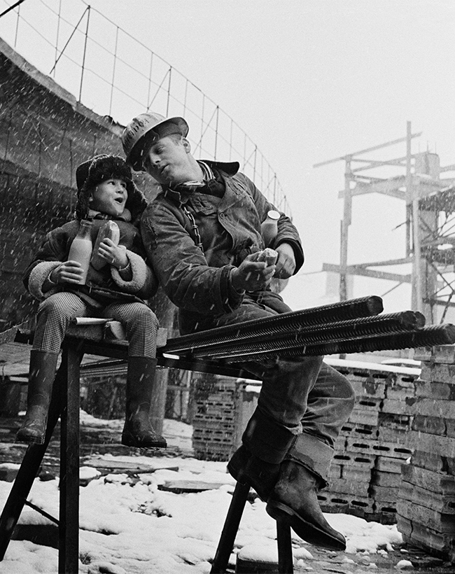 　高層建築プロジェクトでの昼休み、1964年。