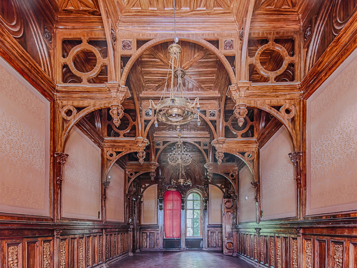 Das ganze Interieur ist von britischem Stil geprägt: Wendetreppen führen aus dem Saal in die oberen Stockwerke, die Wände und die Decke tragen barocke Züge.