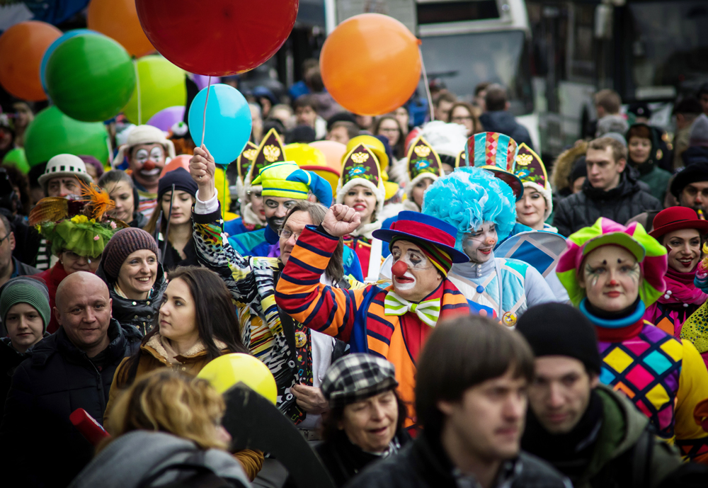 Am Tag des Humors zieht eine Clownparade durch Sankt Petersburg.