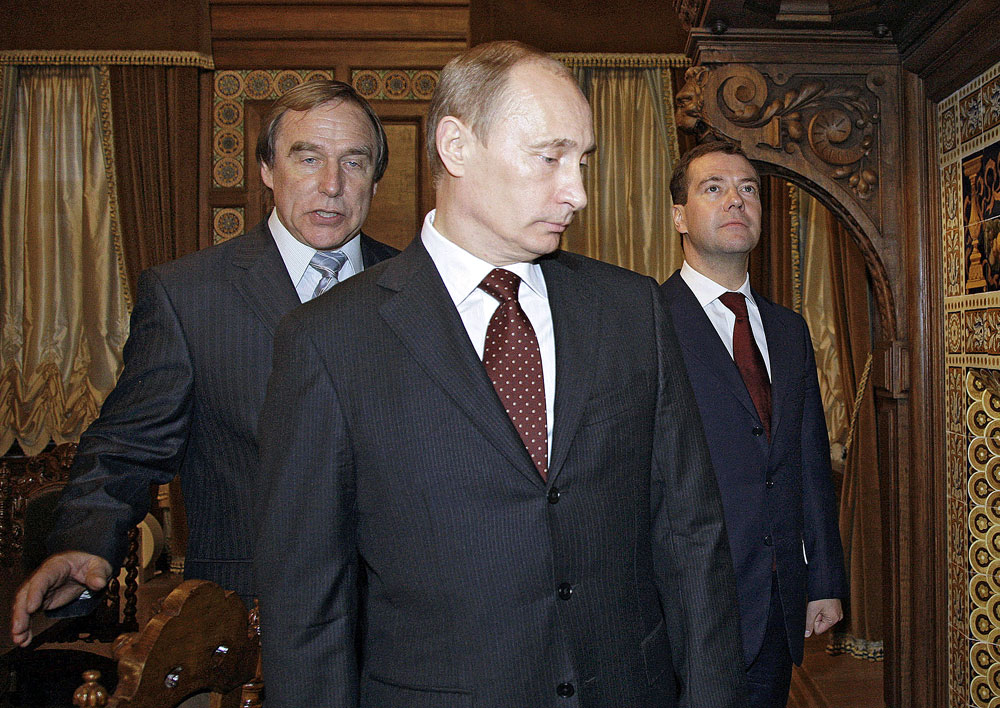 Sergej Roldugin (links), Wladimir Putin (mitte) und Dmitrij Medwedew (rechts). 