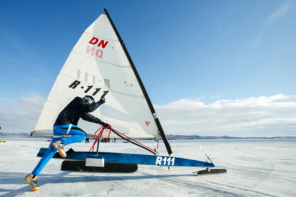 Baikal Ice Sailing. Участник во время ледовой регаты, проходящей в рамках байкальской буерной недели, в бухте Сарма на озере Байкал в Иркутской области.