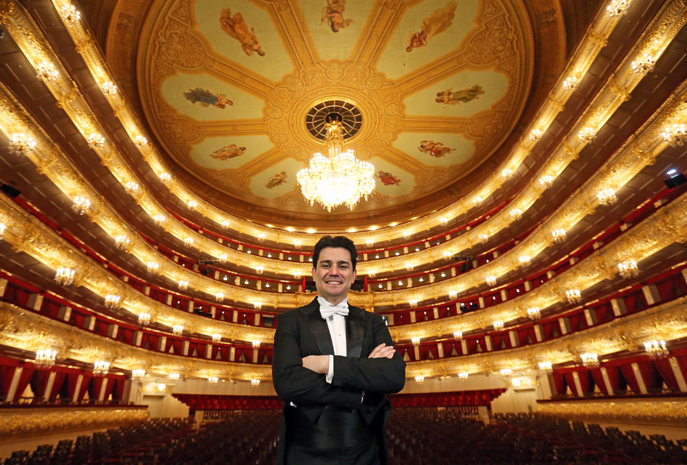 Der albanische Tenor Saimir Pirgu auf der historischen Bühne des Bolschoi-Theaters. Zusammen mit dem Nationalorchester aus Toulouse führte er das Requiem von Hector Berlioz auf.   