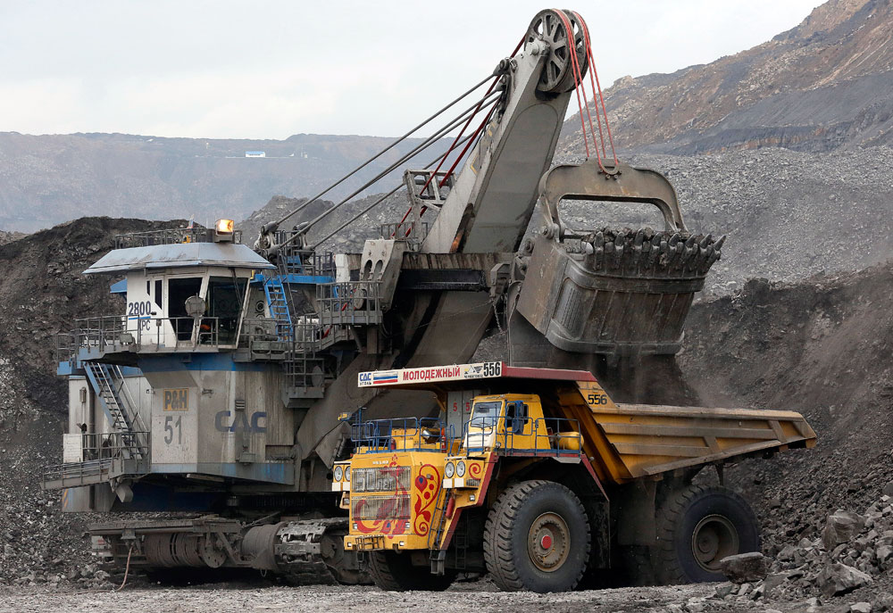 Товарање јаглен во БелАЗ кипер во Черниговскиот рудник со површински ископ на јаглен во близина на градот Берјозовски, Кемеровски регион, Сибир, Русија. Рудникот е сопственост на компанијата SDS-Coal, трета по големина рударска компанија во Русија, која годишно произведува околу 30 милиони тони јаглен, според официјалните претставници на компанијата. 