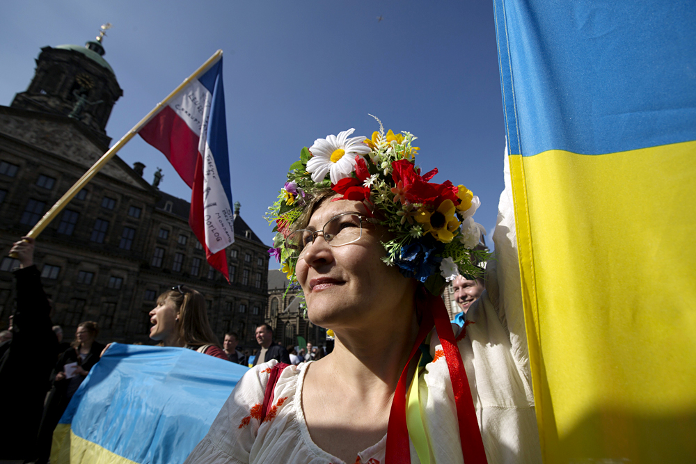 Ucraniana protesta contra o referendo, em frente ao Palácio Real de Amsterdã