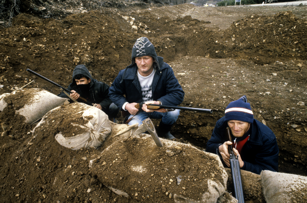 Residentes de Dzava organizan un grupo d autodefensa para proteger a sus familias. 1 de abril del 1991. 