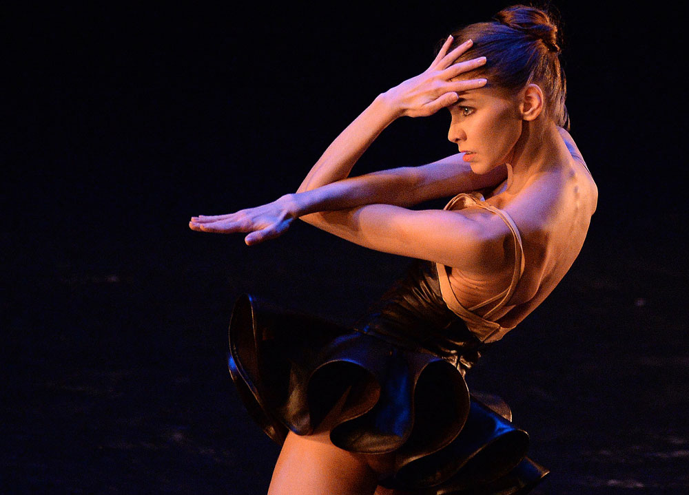 Una scena del balletto "Cinque" con la ballerina Ekaterina Krysanova. 