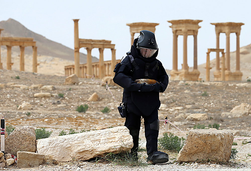 Руски деминери настављају са уклањањем мина из древног сиријског града Палмире.