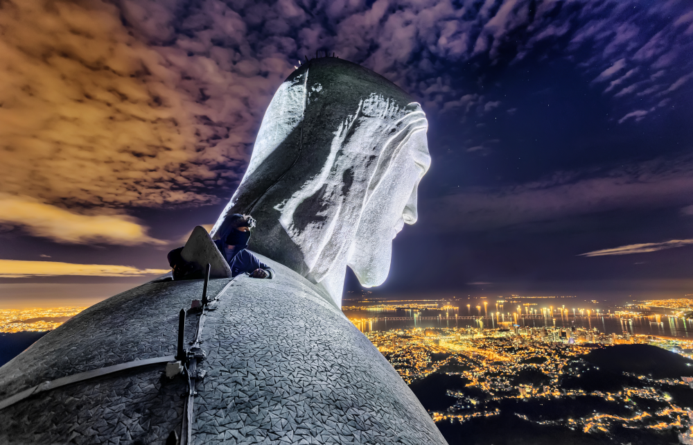 La folle coppia si arrampica sulle vette più inaspettate e irraggiungibili. In questa foto, la cima della statua del Cristo Redentore a Rio de Janeiro