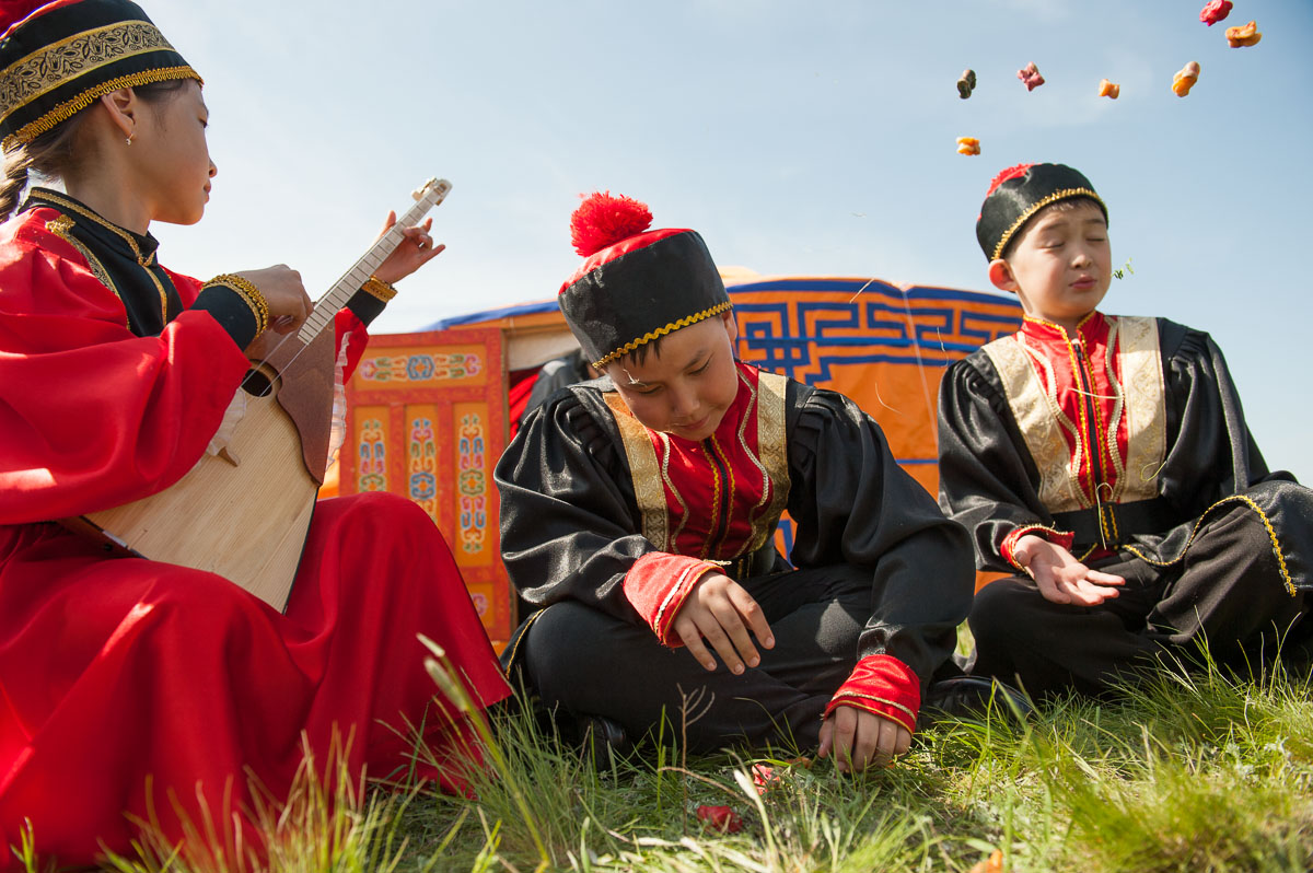 Vor wenigen Jahren wurde in der Blütephase der Tulpen ein Tulpen-Festival in der Nähe der Hauptstadt Elista veranstaltet. Musiker und Gäste aus allen Ecken der Region kamen, um den Feierlichkeiten beizuwohnen. 