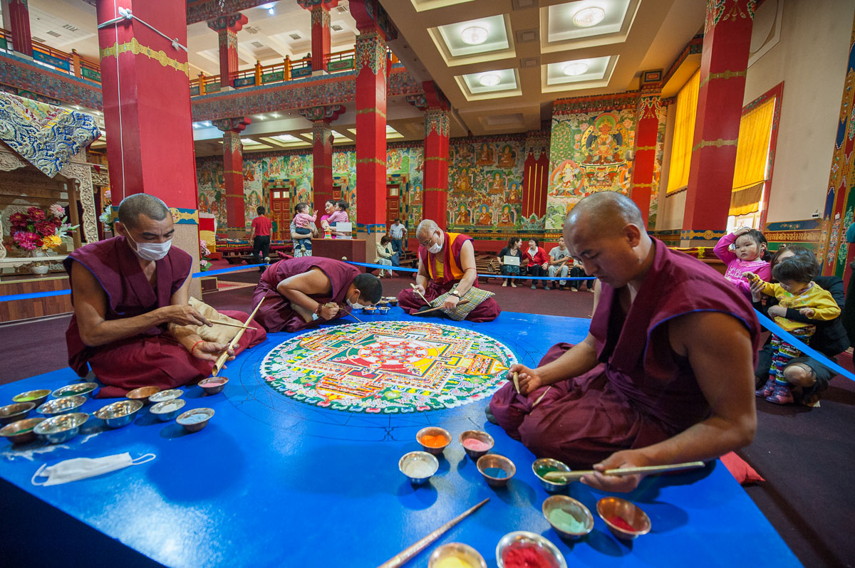Buddhistische Mönche aus Tibet malen Mandalas im Tempel Burkhan Bakshin Altan Sume.