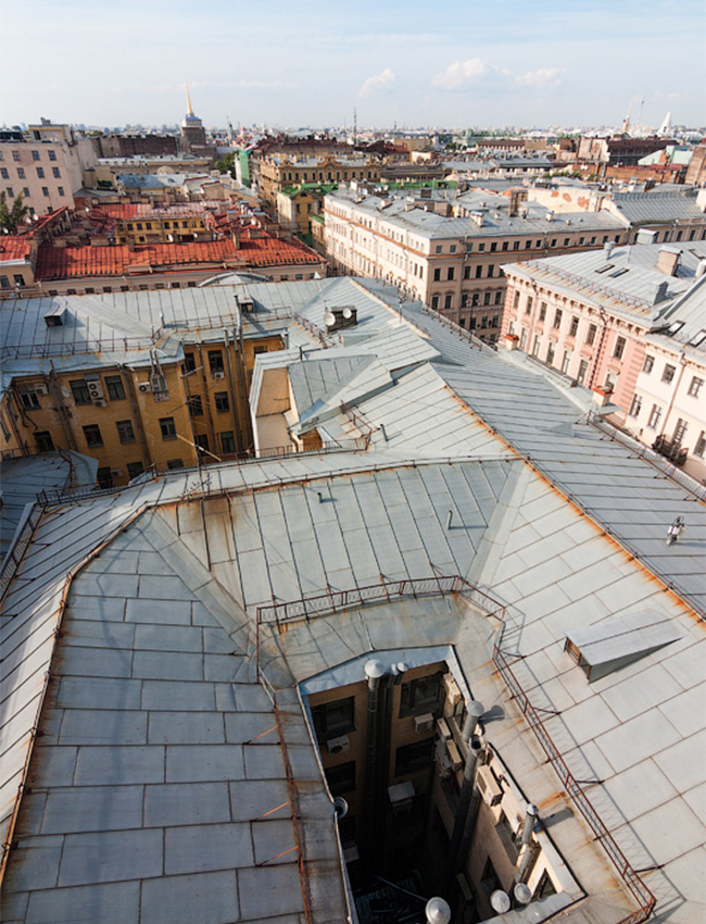 Os guias te mostrarão a vista que um gigante teria de São Petersburgo: outros telhados, rios, canais, igrejas, edifícios históricos...