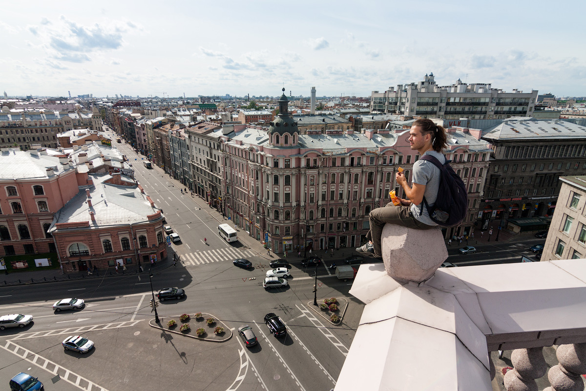 Izleti po krovovima u Sankt-Peterburgu su česta turistička aktivnost. Nije teško pronaći nekoga tko će vam uštedjeti vrijeme - a možda i spasiti život.