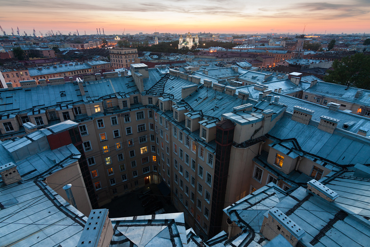 　ロシアの法律ではルーフィングは違法ではないが、のぼる屋根の建物に暮らす住人に怒られる可能性はある。