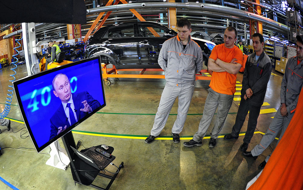 솔러스(Sollers) 러시아 공장의 직원들은 블라디미르 푸틴 대통령의 ‘국민과의 대화’ 생방송을 보고 있다.