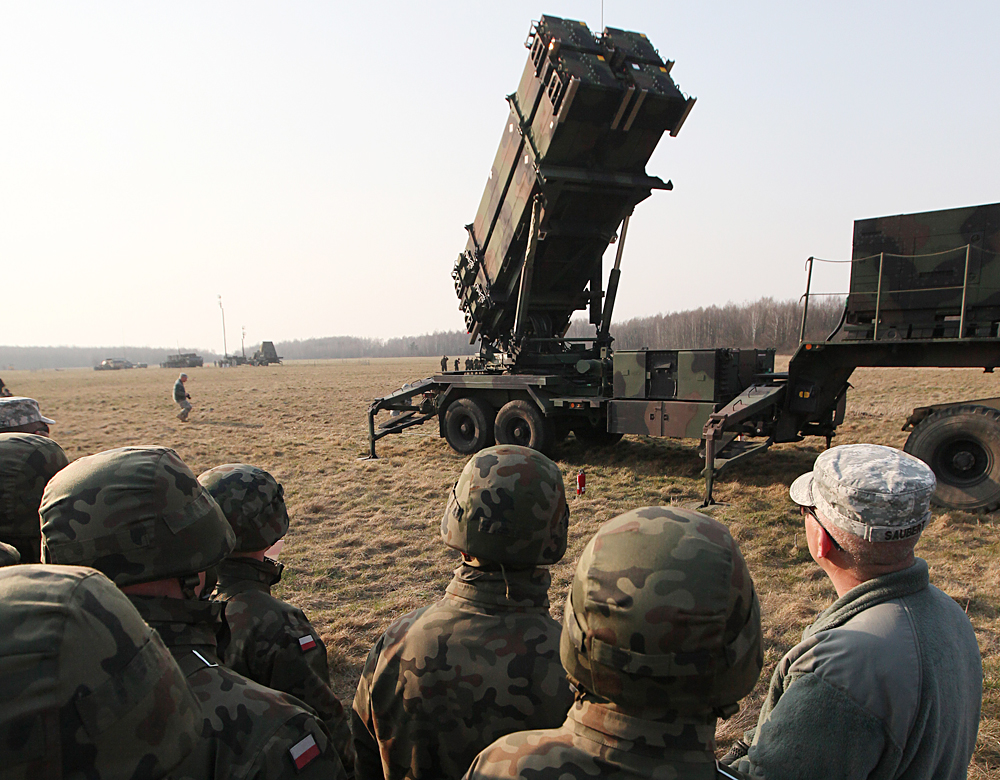 Les troupes américaines du 5e bataillon du 7e régiment de défense antiaérienne lors d'un essai à Sochaczew, en Pologne, le 21 mars 2015, dans le cadre des exercices militaires de l'Otan.