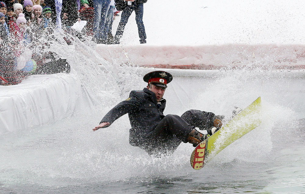 Сноубордист, облечен като офицер на Министерството на вътрешните работи, не успява да прескочи басейн с вода на ски склона в курорта „Бобровий лог“ в предградието на Красноярск, Сибир.