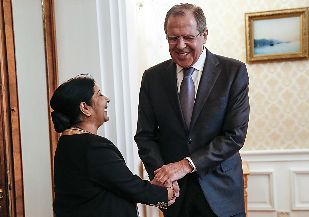 Ministra das Relações Exteriores indiana Sushma Swaraj (esq.) e seu homólogo russo Serguêi Lavrov reunidos em Moscou