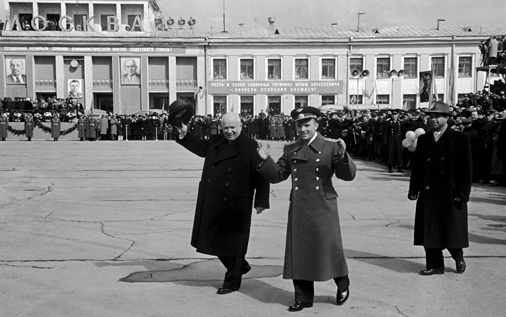 Leonid Lazarev. Nikita Khrushchev - Yuri Gagarin. April 14, 1961, Vnukovo, Moscow.