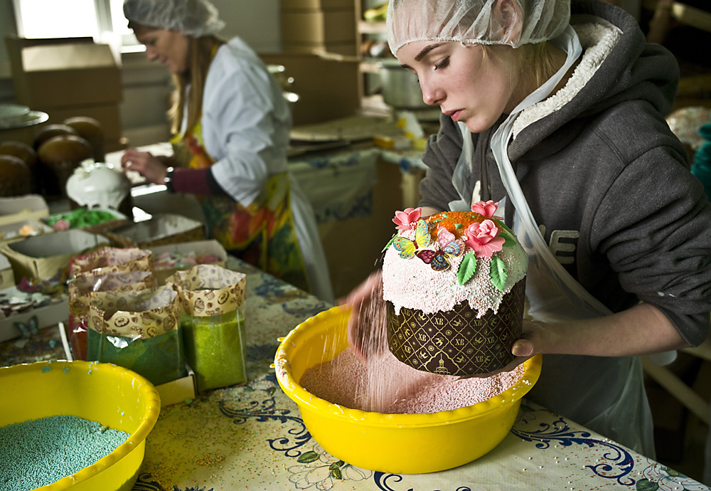 Подготвување на Велигденски торти во Серпуховскиот женски манастир. 