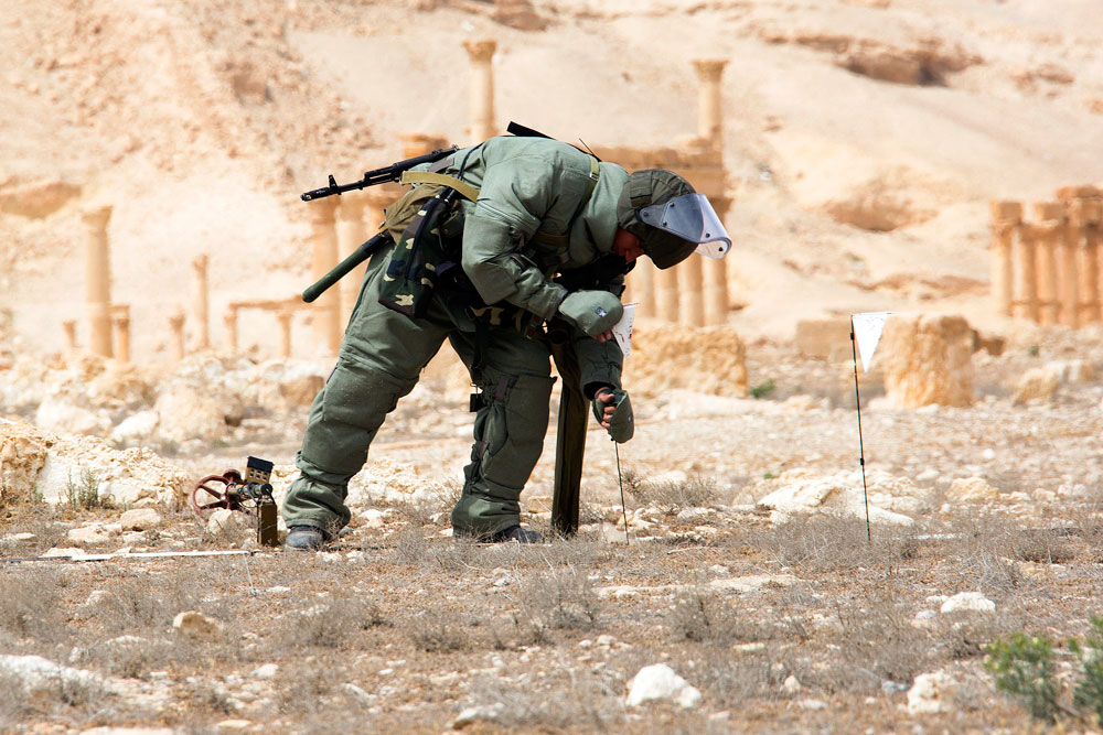 Un sapeur russe cherche des mines dans la ville de Palmyre. 