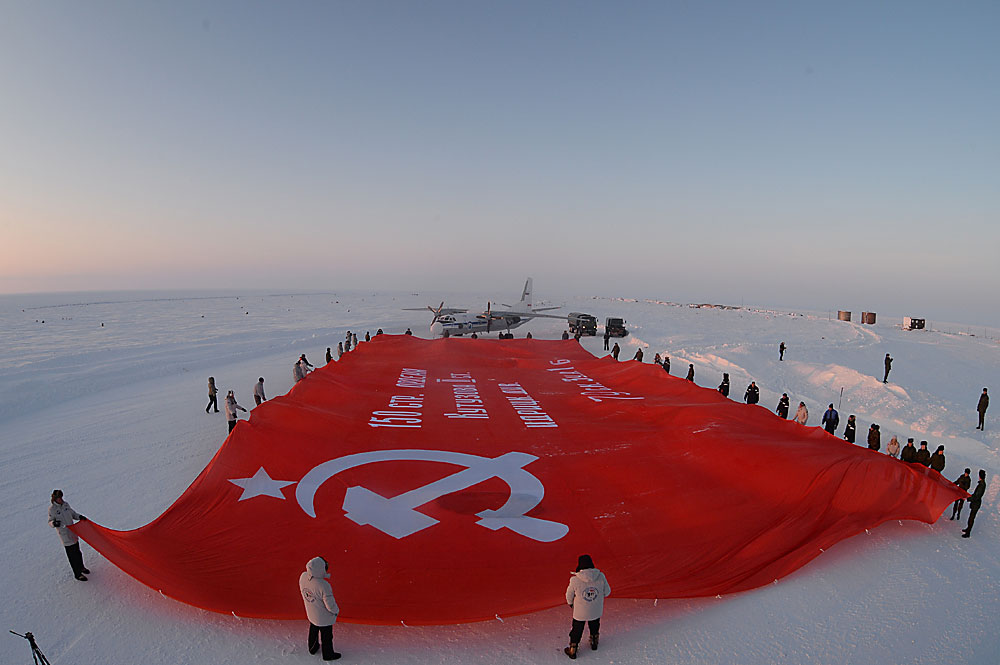 Zum 71. Jahrestag des Endes des Zweiten Weltkriegs brachten russische Aktivisten eine riesige Nachbildung des „Banners des Sieges“ zum Nordpol.