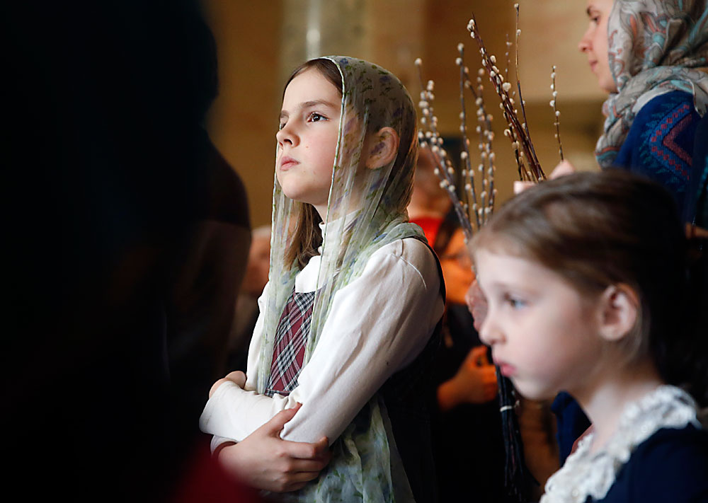 Девојчиња на богослужба по повод Цветници во Москва, Русија.