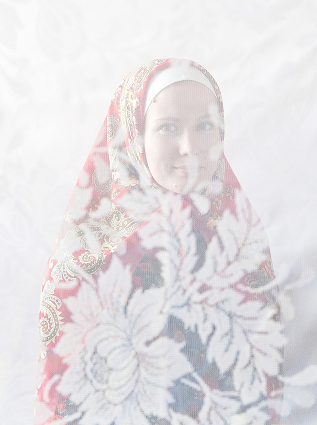 Il photographie des femmes tatares, leur demandant ce que signifie pour elles être tatar dans une grande ville russe. Les Tatars sont un groupe ethnique vivant principalement au centre de la Russie, particulièrement au Tatarstan (capitale : Kazan). La majorité des Tatars sont musulmans, ils parlent principalement russe et leur langue natale, le tatar. Sur l'image : Gouzel, 25 ans, ingénieure. « Je viens d’une famille tatare et je parle tatar, surtout en famille ».