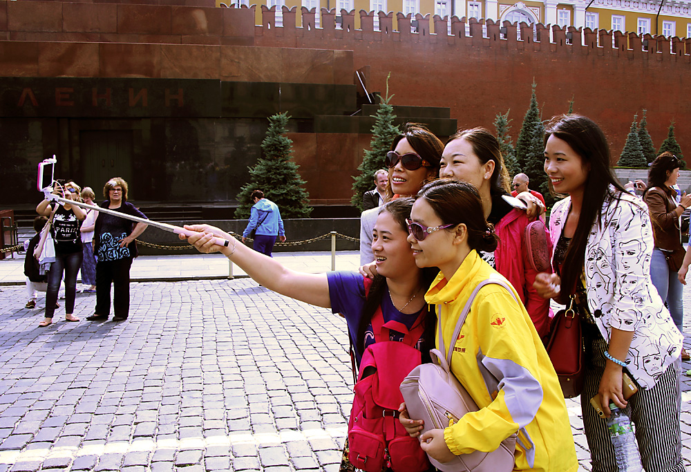 Moscou, 15 juillet 2015. Des touristes étrangers se prennent en selfie sur la place Rouge. 