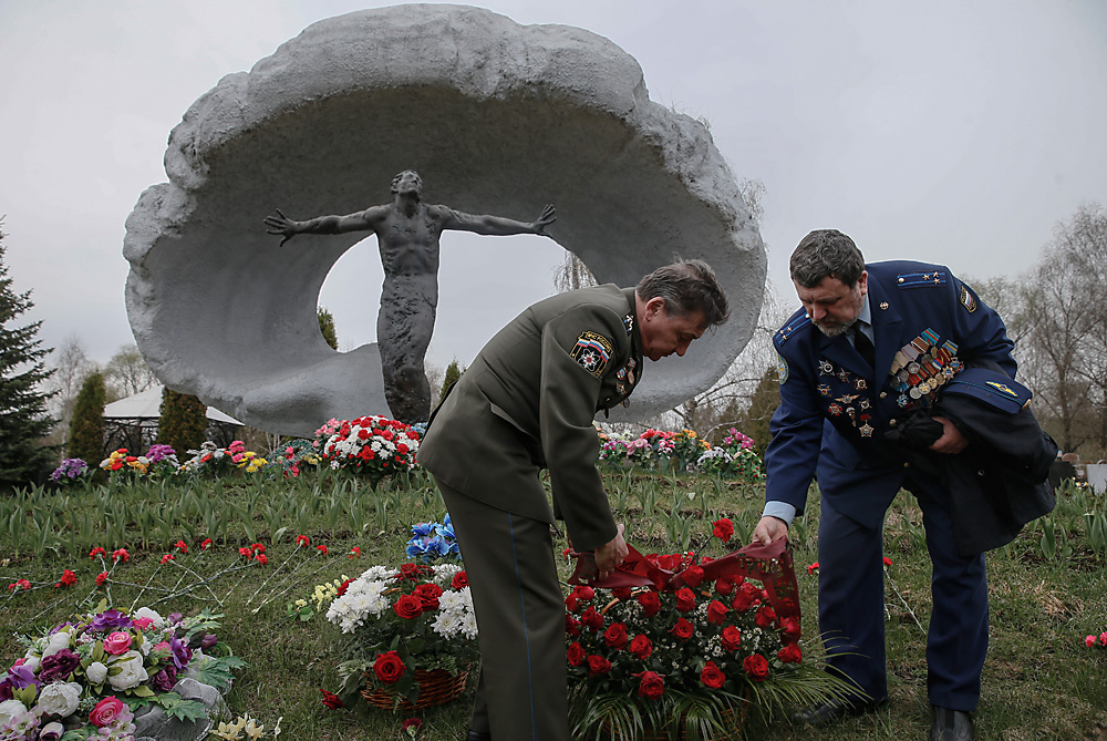 Руски военни офицери полагат цветя в памет на жертвите на Чернобилската катастрофа на Митинското гробище в Москва. Според данните на руското Министерство на извънредните ситуации взривът в 4-и реактор на 26 април 1986 г. отне живота на 3000 души, а пострадалите са 45 000.