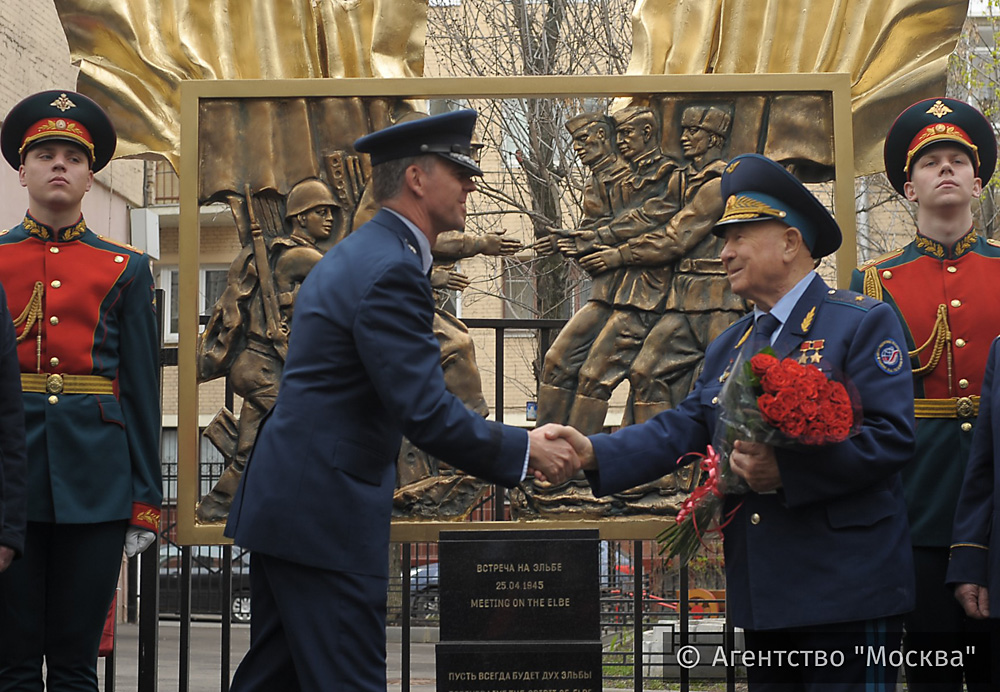General Bruce McClintock and cosmonaut Alexei Leonov unveil "The Meeting on Elbe" sculpture in Moscow.