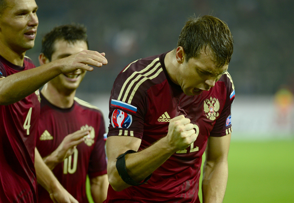 Artem Dzyuba (R) of Russia reacts after scoring a goal during the UEFA Euro 2016 qualifying Group G game between Russia and Moldova at Otkrytie Arena in Moscow, on October 12, 2014. Source: Getty Images